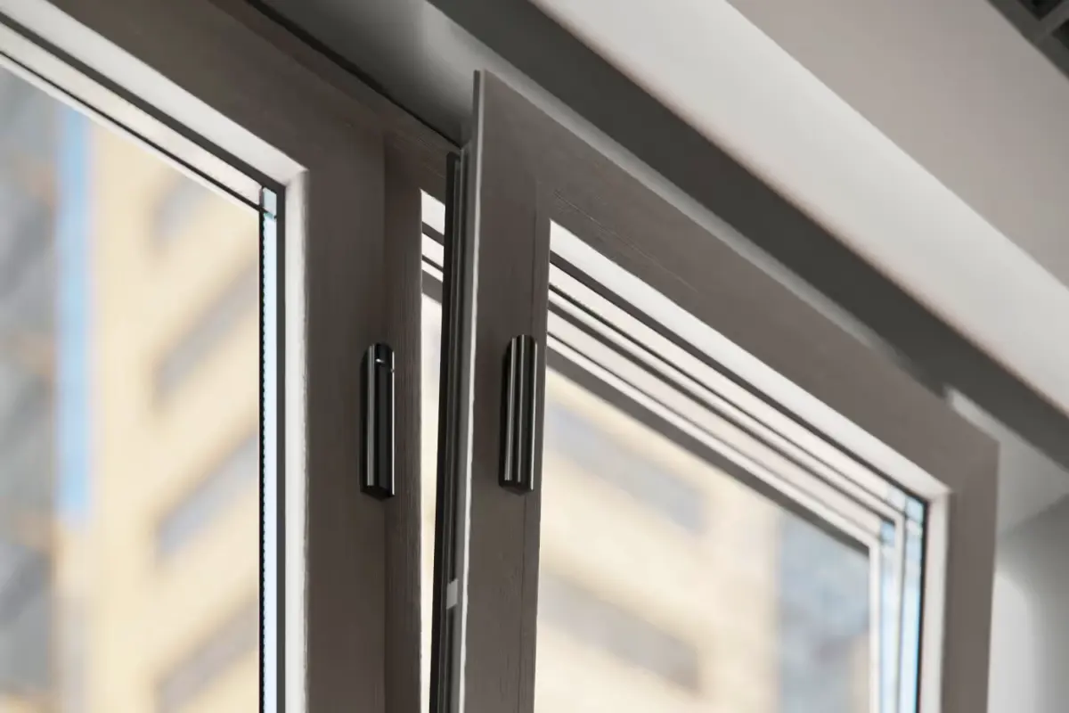 Ajax DoorProtect installé sur une fenêtre pour alarme maison