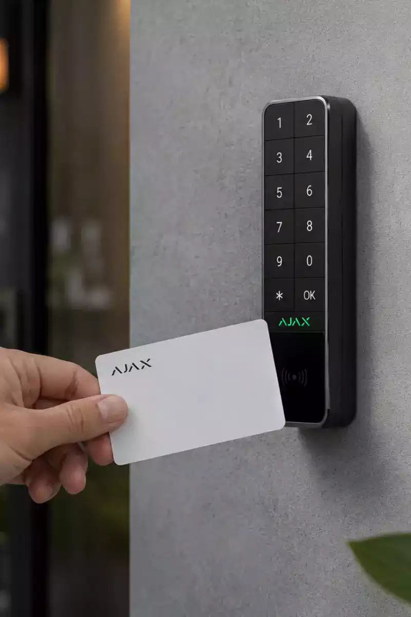 Accès sans contact par carte sur le clavier extérieur Ajax KeyPad Outdoor