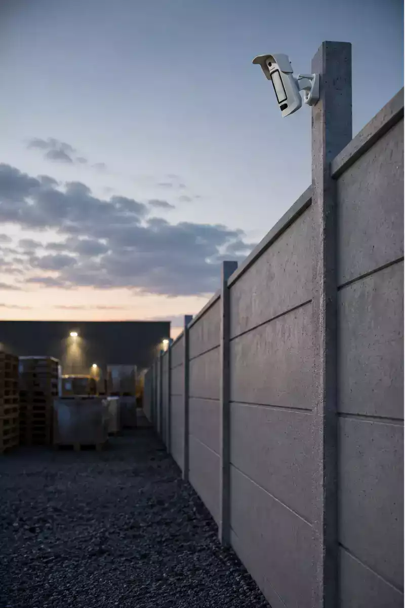 Installation en hauteur du MotionCam Outdoor HighMount sur support pivotant