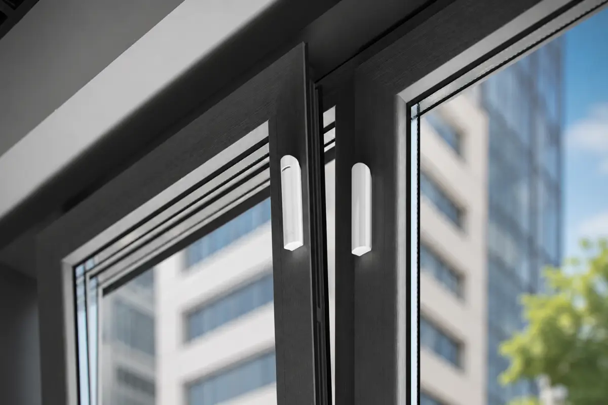 Ajax DoorProtect Plus Jeweller installé sur une fenêtre contre ouverture choc et inclinaison