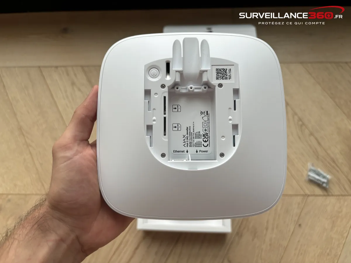 Arrière du Hub 2 (4G) Ajax ouvert : prises d'alimentation et Ethernet, emplacements micro SIM et QR code