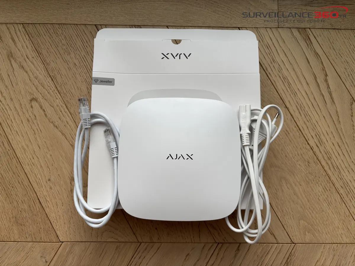 Contenu de la boite du Hub 2 (4G) Ajax : centrale, câble Ethernet et câble d'alimentation