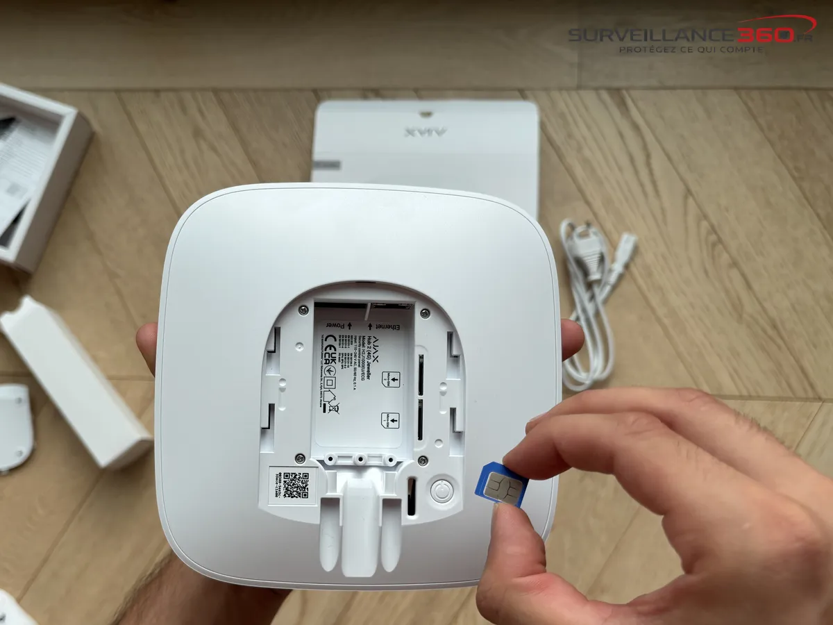 Insertion d'une carte micro SIM dans une centrale Ajax Hub 2 (4G)